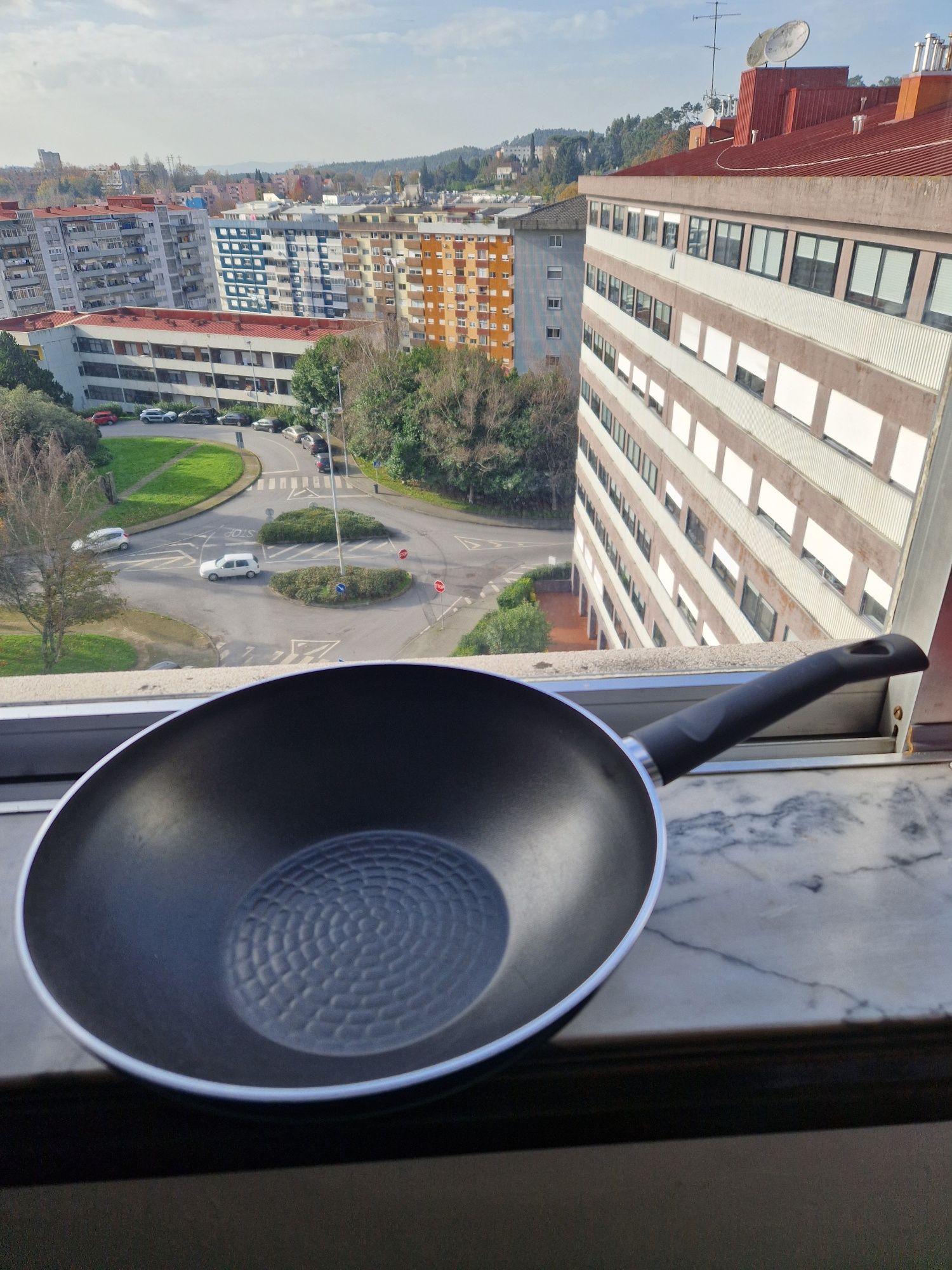 Panela Wok antiaderente de alumínio 28 cm