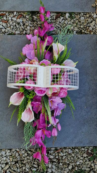 Kompozycja kwiatowa na grób cmentarz stroik serce ikebana Z624