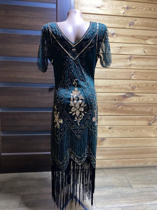 Зелена сукня обшита бісером і по низу бахрама