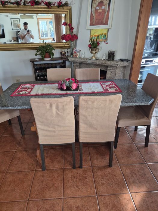 Mesa de jantar de pedra