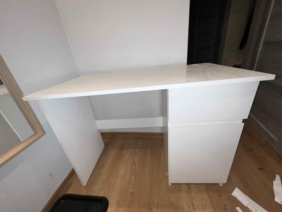 Białe biurko młodzieżowe