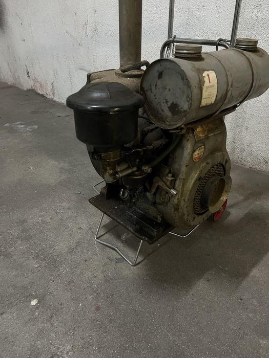 Motor de rega a gasolina ( reliquia ) em pleno a funcionar