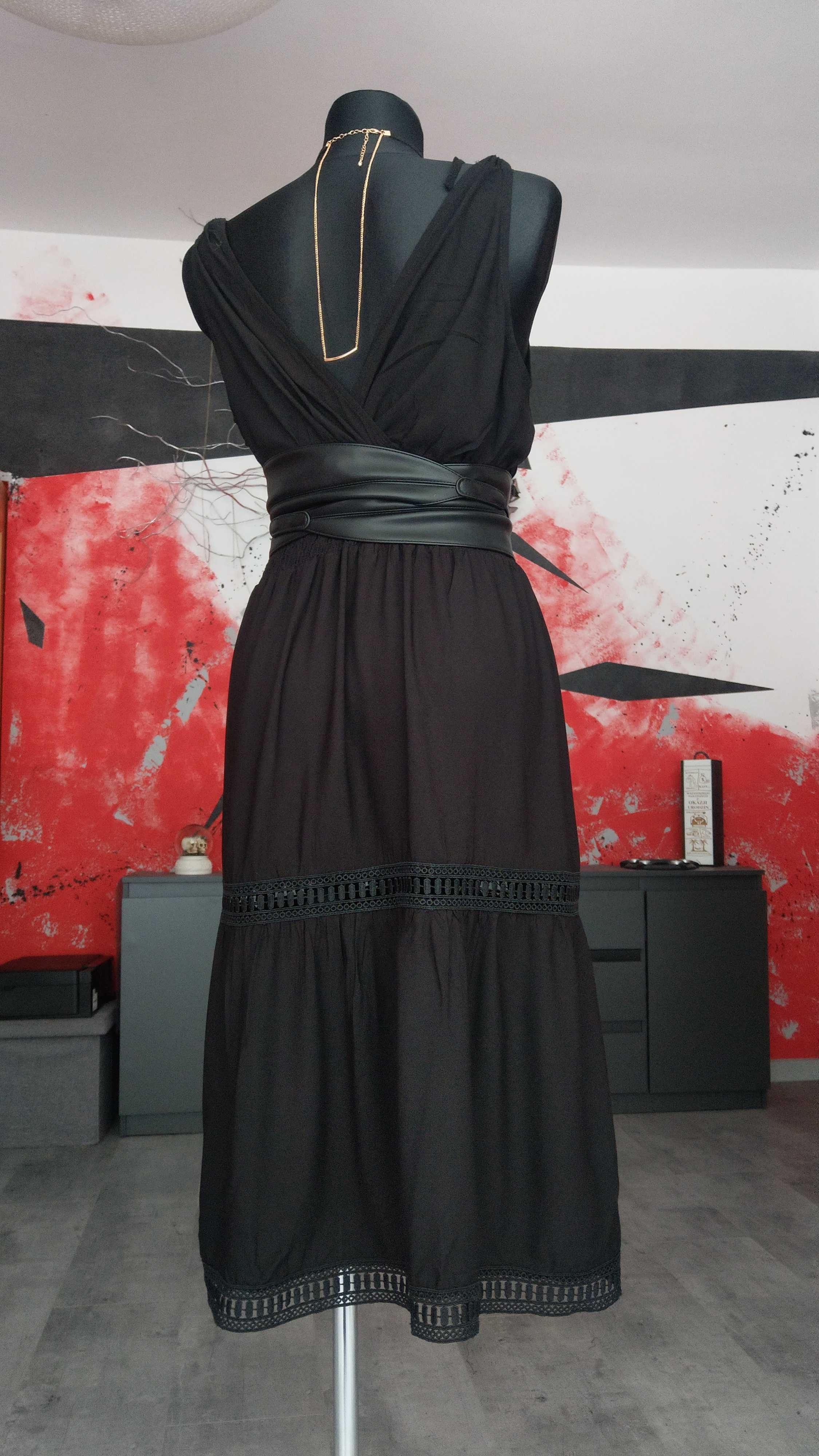 Czarna sukienka z zakładanym dekoltem w stylu boho