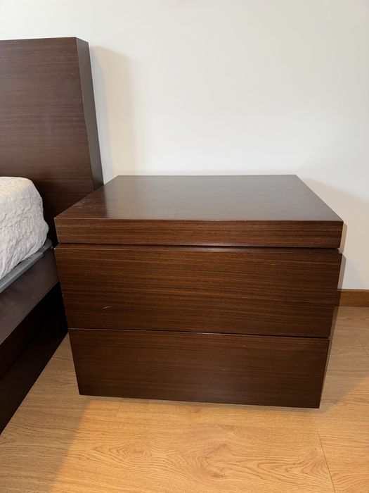 Cama casal madeira macica com arrumos + 2 mesas cabeceira