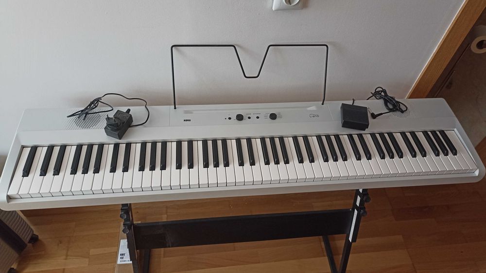 Korg Liano L1 Branco - Light Piano Sensitive 88 Keys (caixa original)