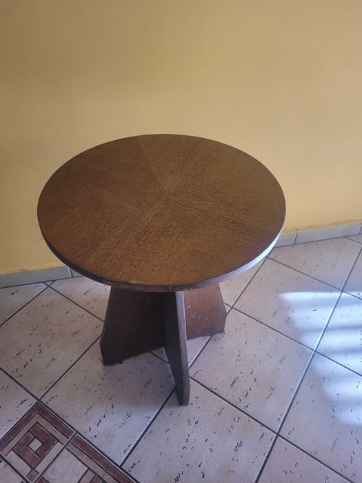Mały okrągły stolik kawowy