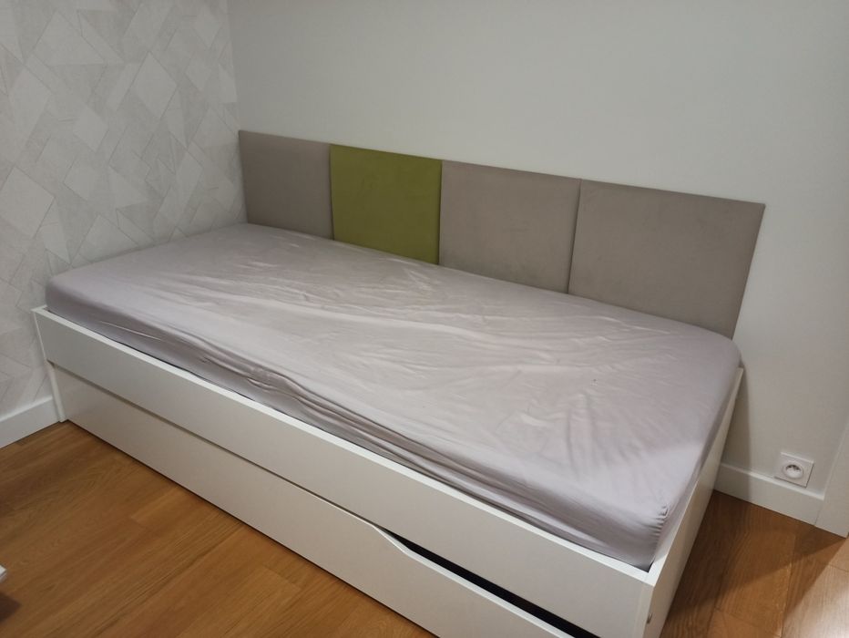 Białe łóżko z wysuwaną szufladą