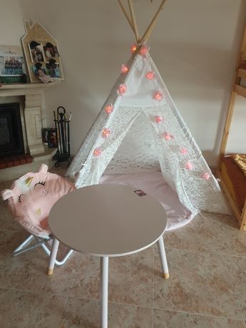 Tenda TIPI RENDA, mesa e cadeira criança cor rosa
