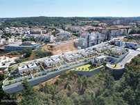 Moradias T4 de Três Frentes com Dois Andares e Piscina