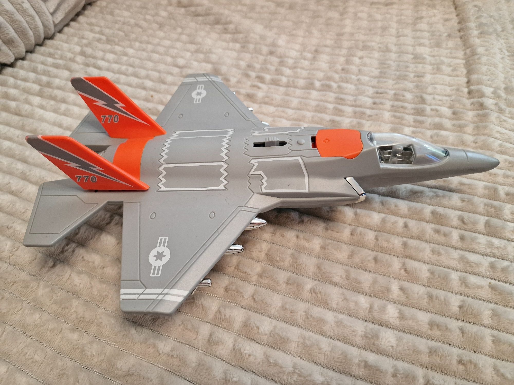 Продам іграшковий  літак винищувач