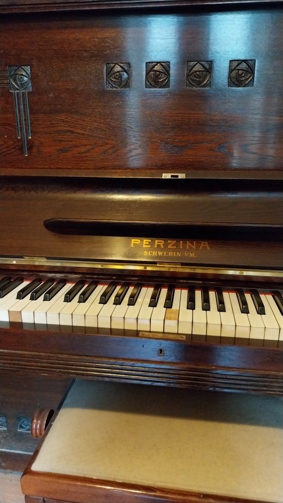 Piano acústico vertical Perzina vintage em estilo Art Deco