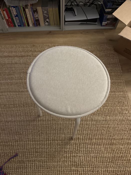 2 bancos ikea brancos com almofada