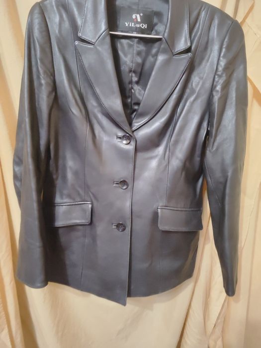 Шкіряний жакет жіночій