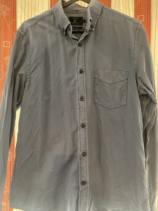 Camisa azul com algum uso