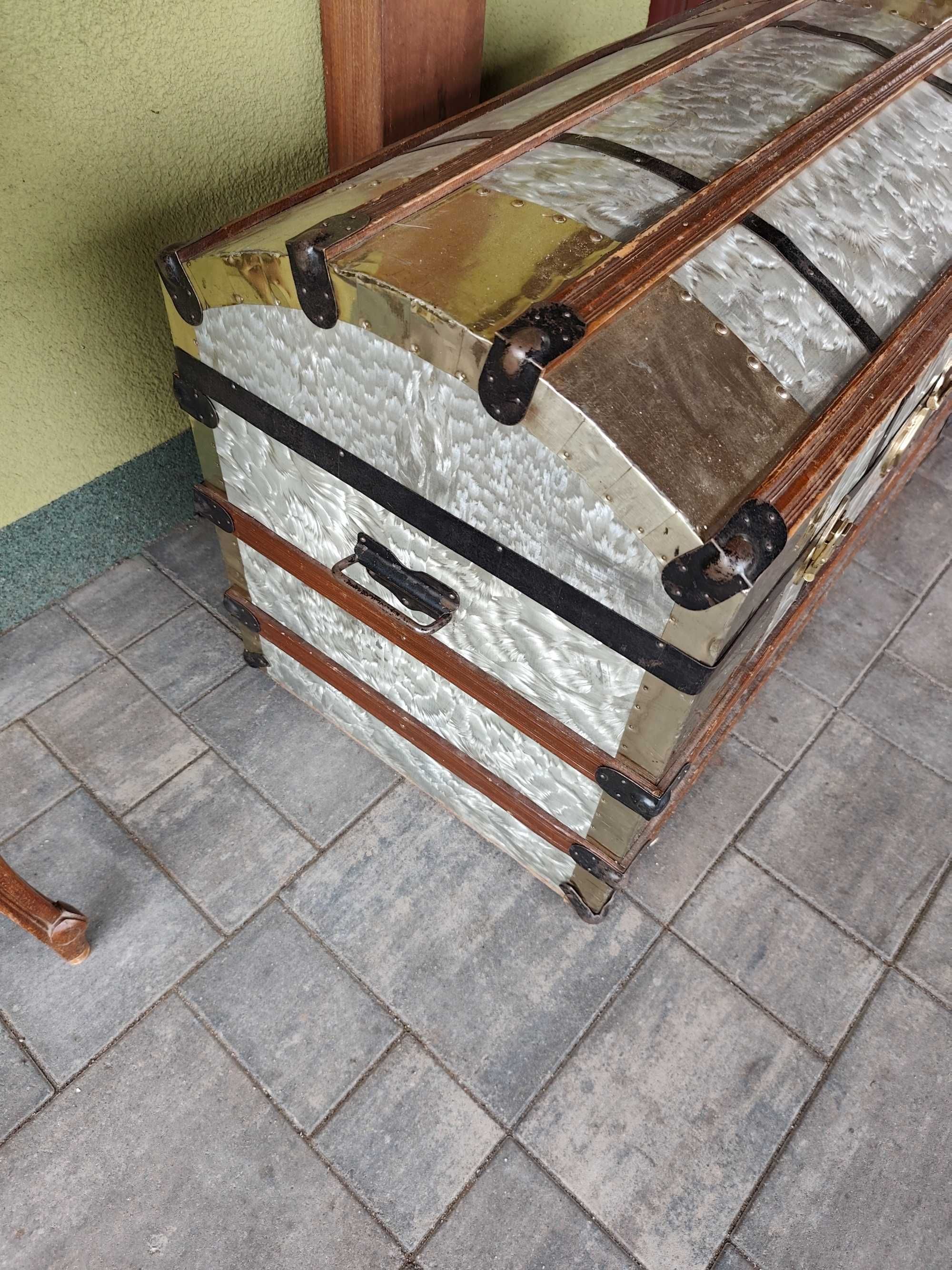 Stara skrzynia obita metalem