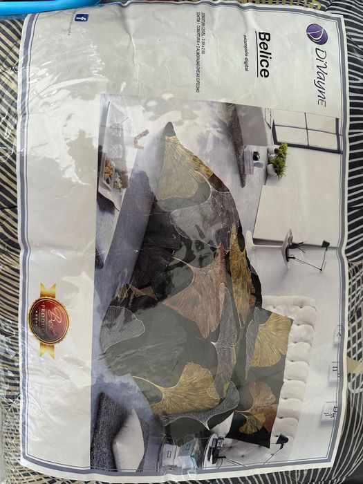 Vendo cobertura e almofadas para cama de casal novas