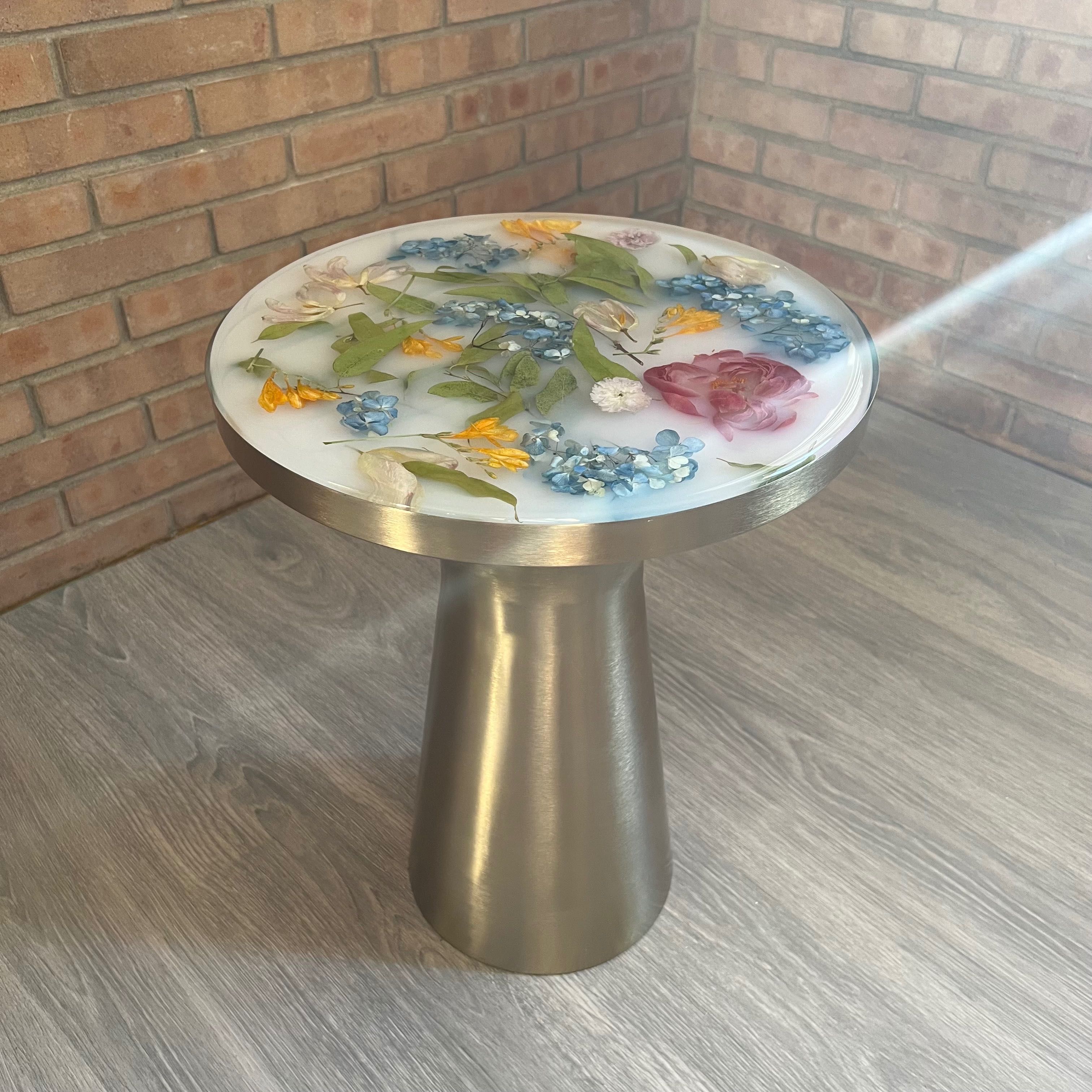 Mesa artesanal com flores naturais