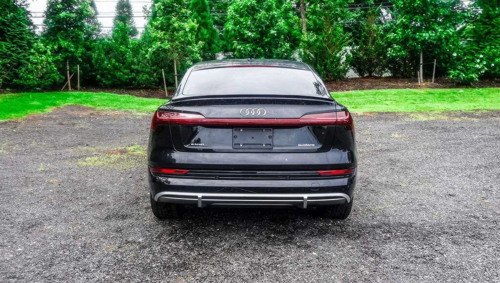 Audi e-tron      2022