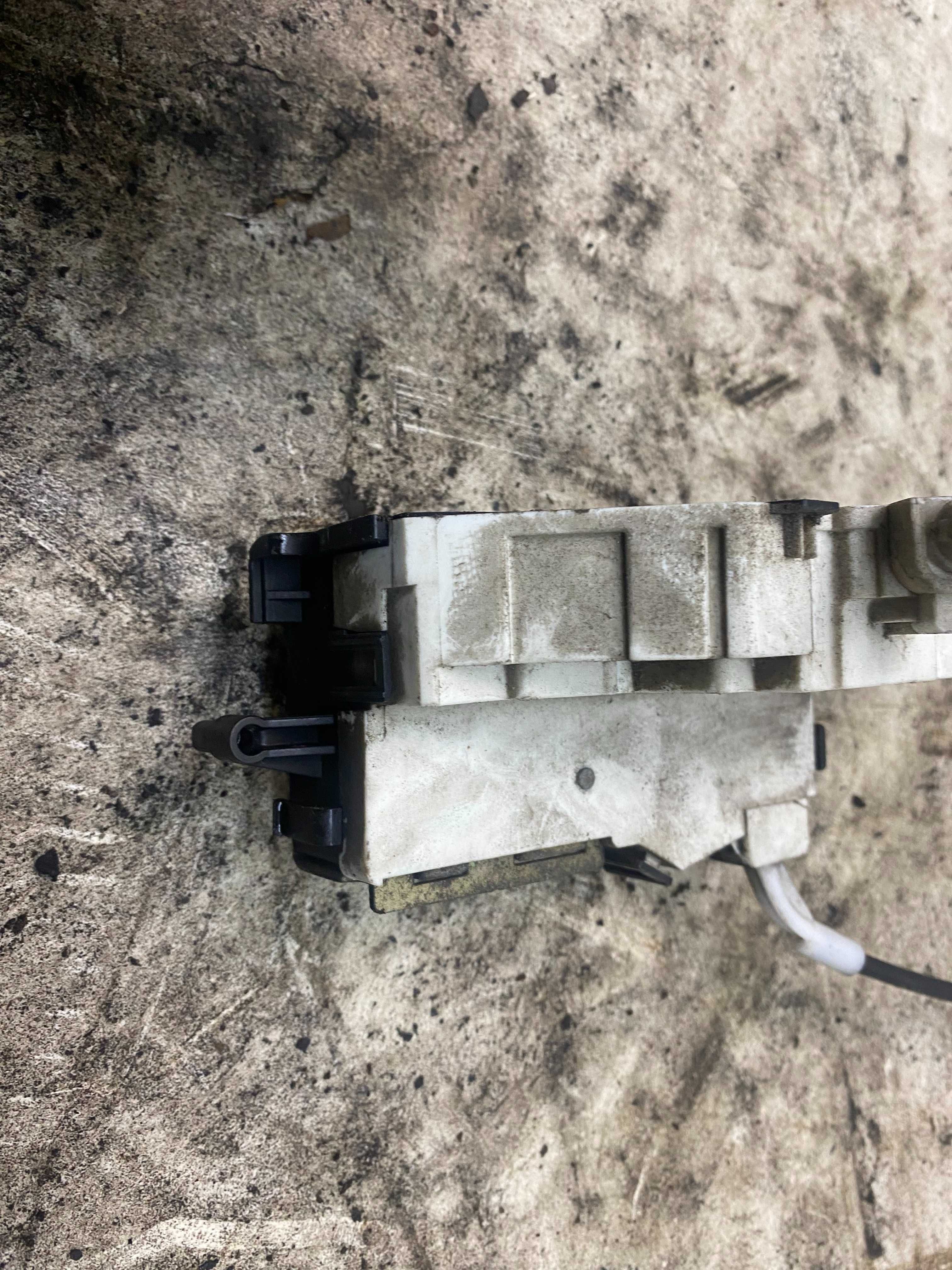 Peugeot 407 Zamek Klamka Drzwi Prawy Przód