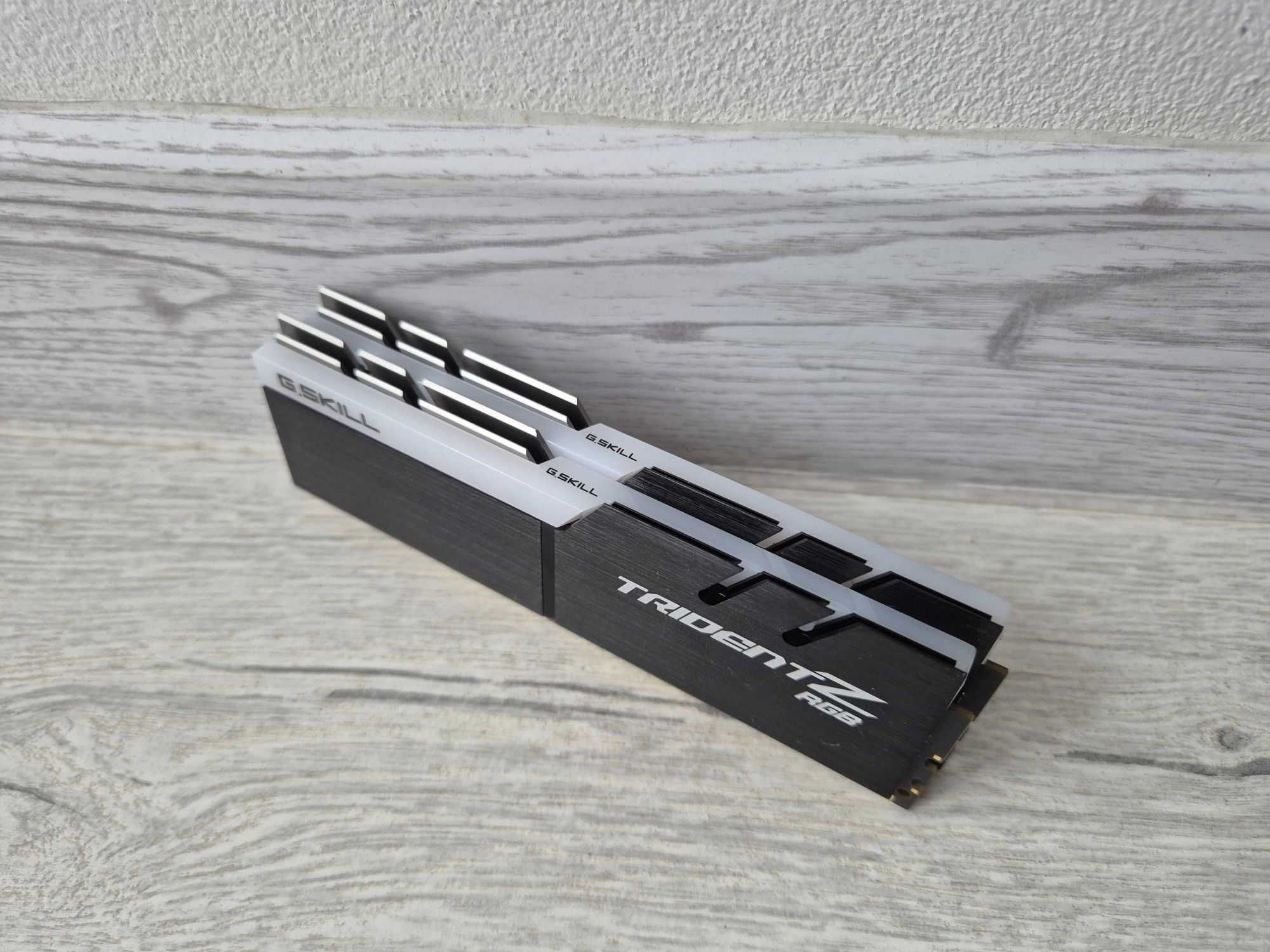 пам'ять DDR4 32GB Kit (2x16) 3000MHz G.Skill Trident Z RGB (Samsung)