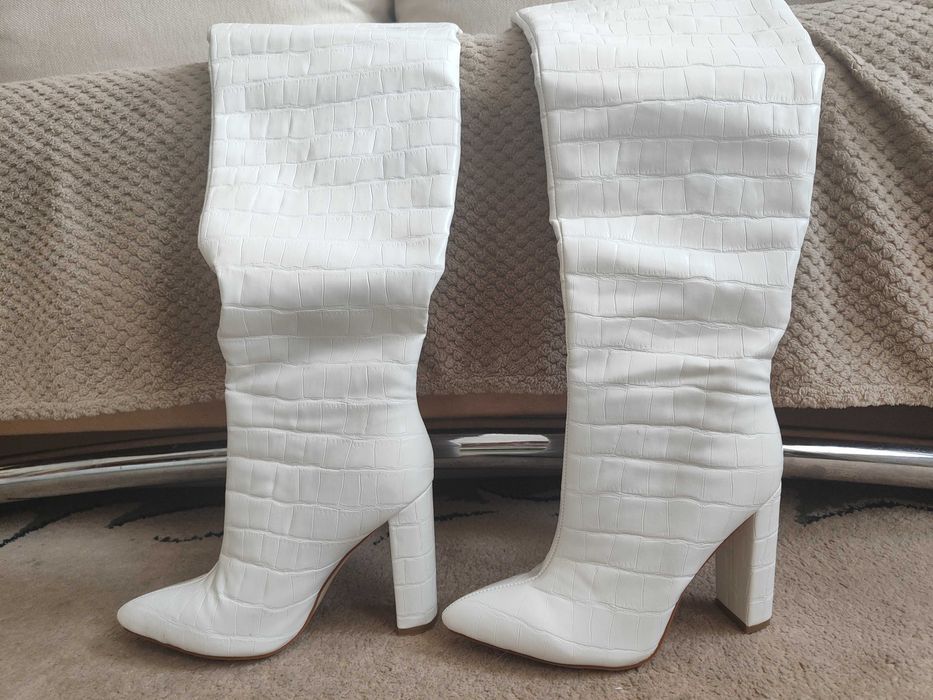Дуже високі стильні білі жіночі черевики, шкірзам. Під крокодила