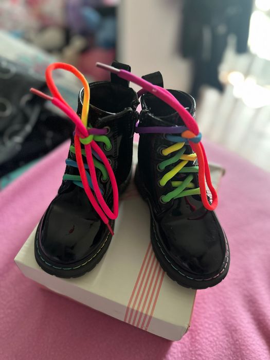 Vendo botas pretas criança