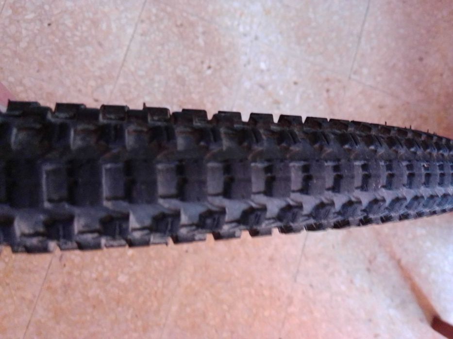 Pneu da marca Kenda, Small Block Eight, com as medidas 26X2.10 usado