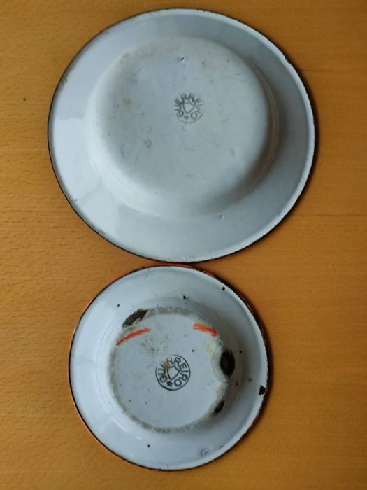 Pratos e tigelas antigas esmaltadas.