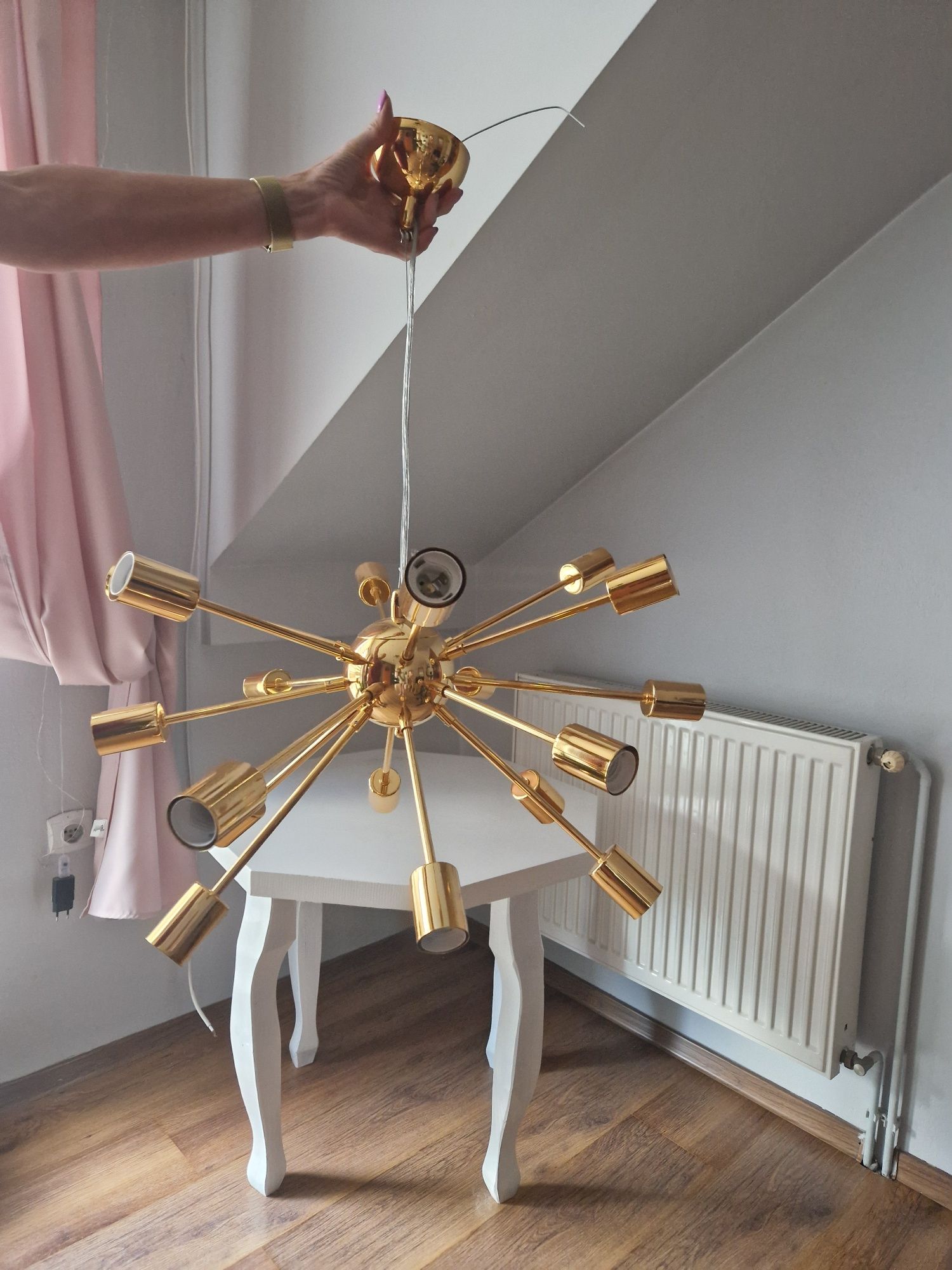 Złota lampa salonowa