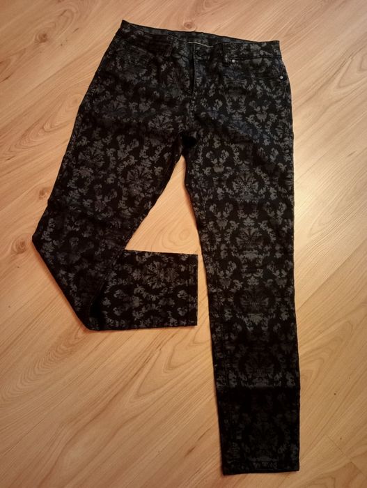 Czarne dżinsy gumki