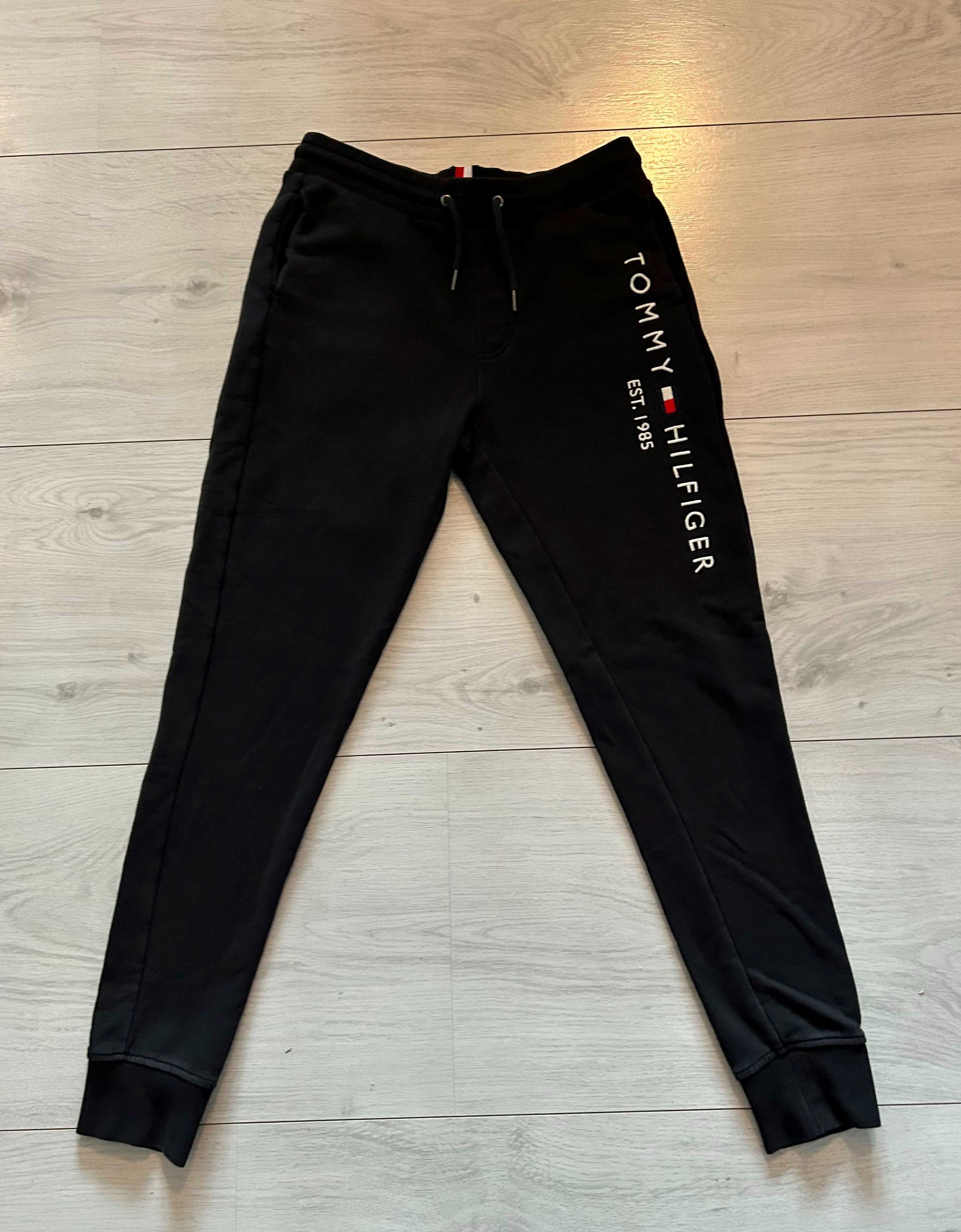Spodnie dresowe firmy Tommy Hilfiger rozmiar S