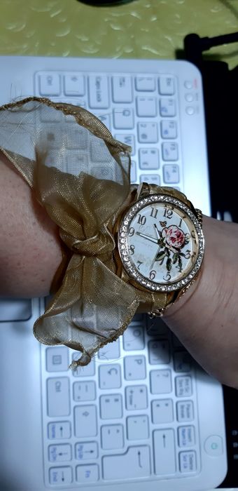 Relógio NOVO branco e  dourado