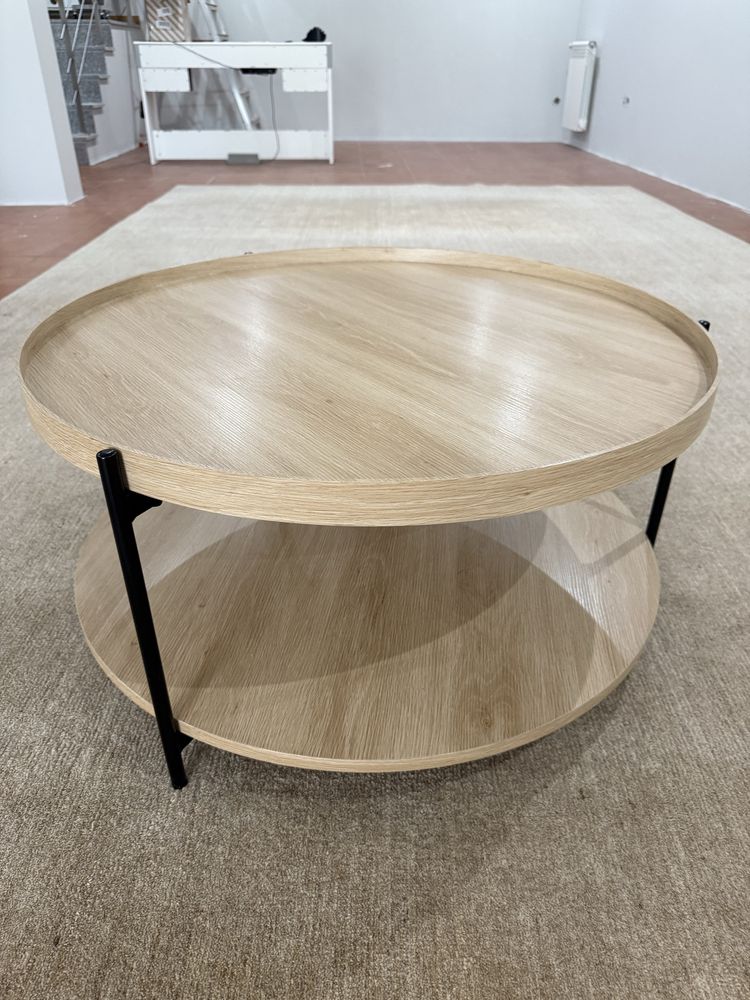 Mesa de centro com pés metalicos
