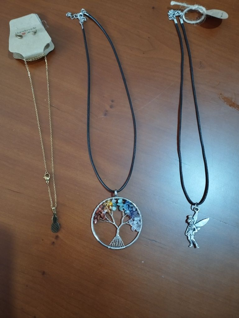 Brincos e colares novos