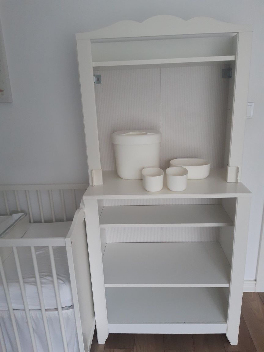Ikea łóżeczko, materac, szafka pod przewijakiem, pojemniki