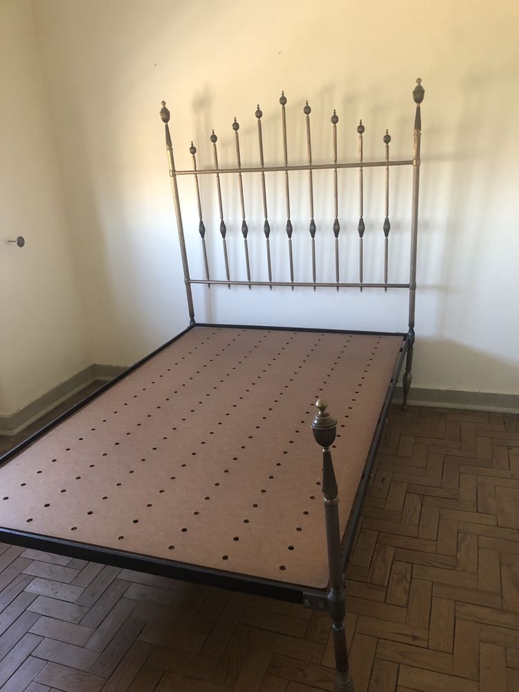 Cama casal e pin metal e brancos novos e dois móvel cabides muito bons