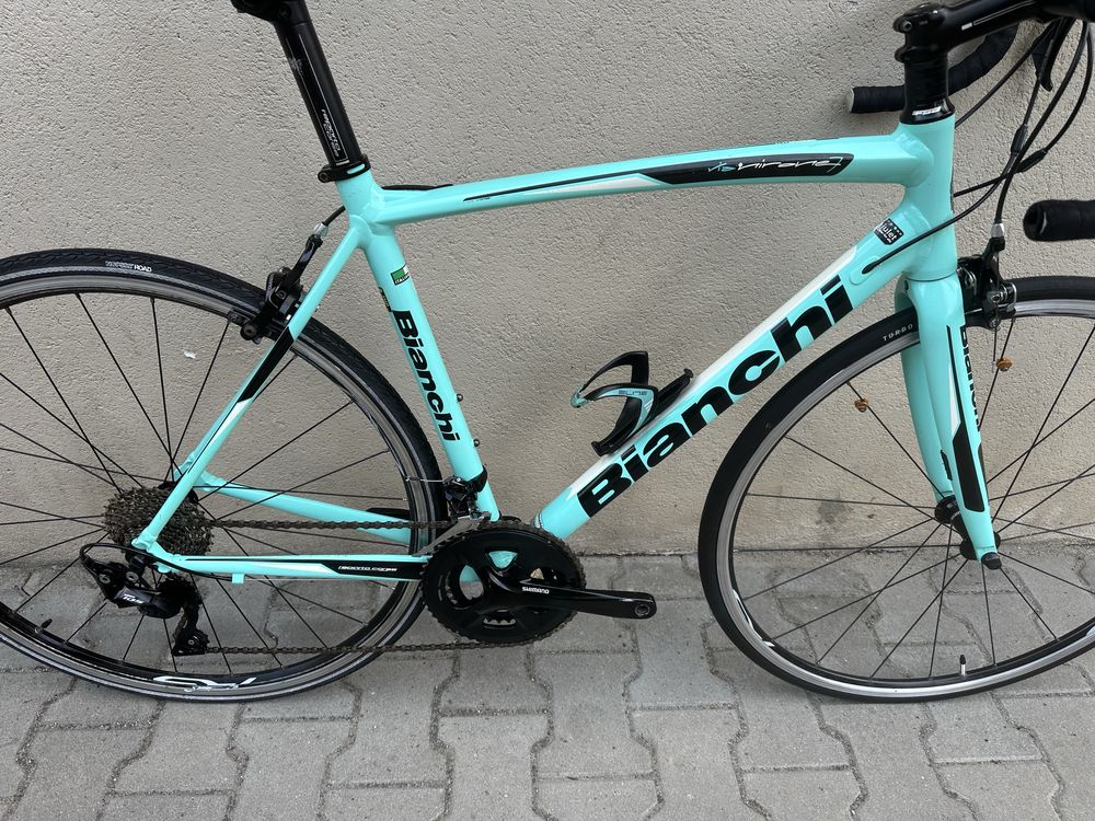 Rower szosowy kolarzówka Bianchi Via Nirone 7 Celeste Shimano 105 Alu