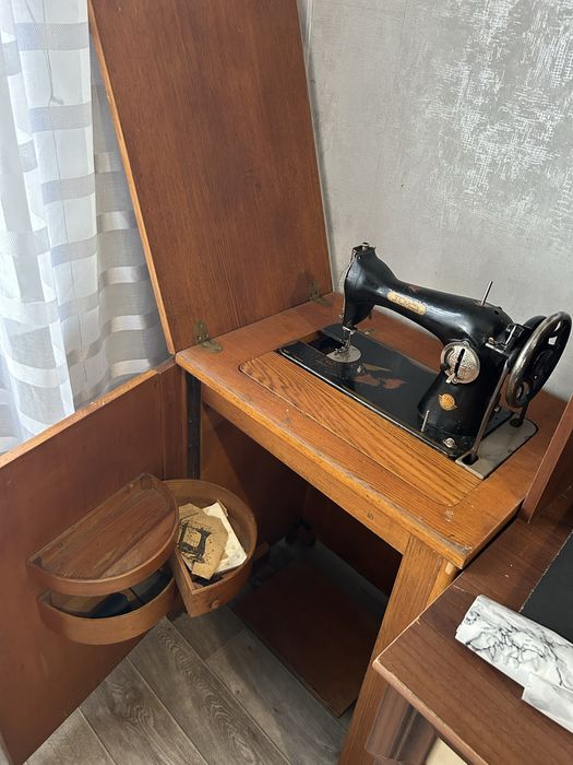 Швейна машинка продається у звязку з переїздом .