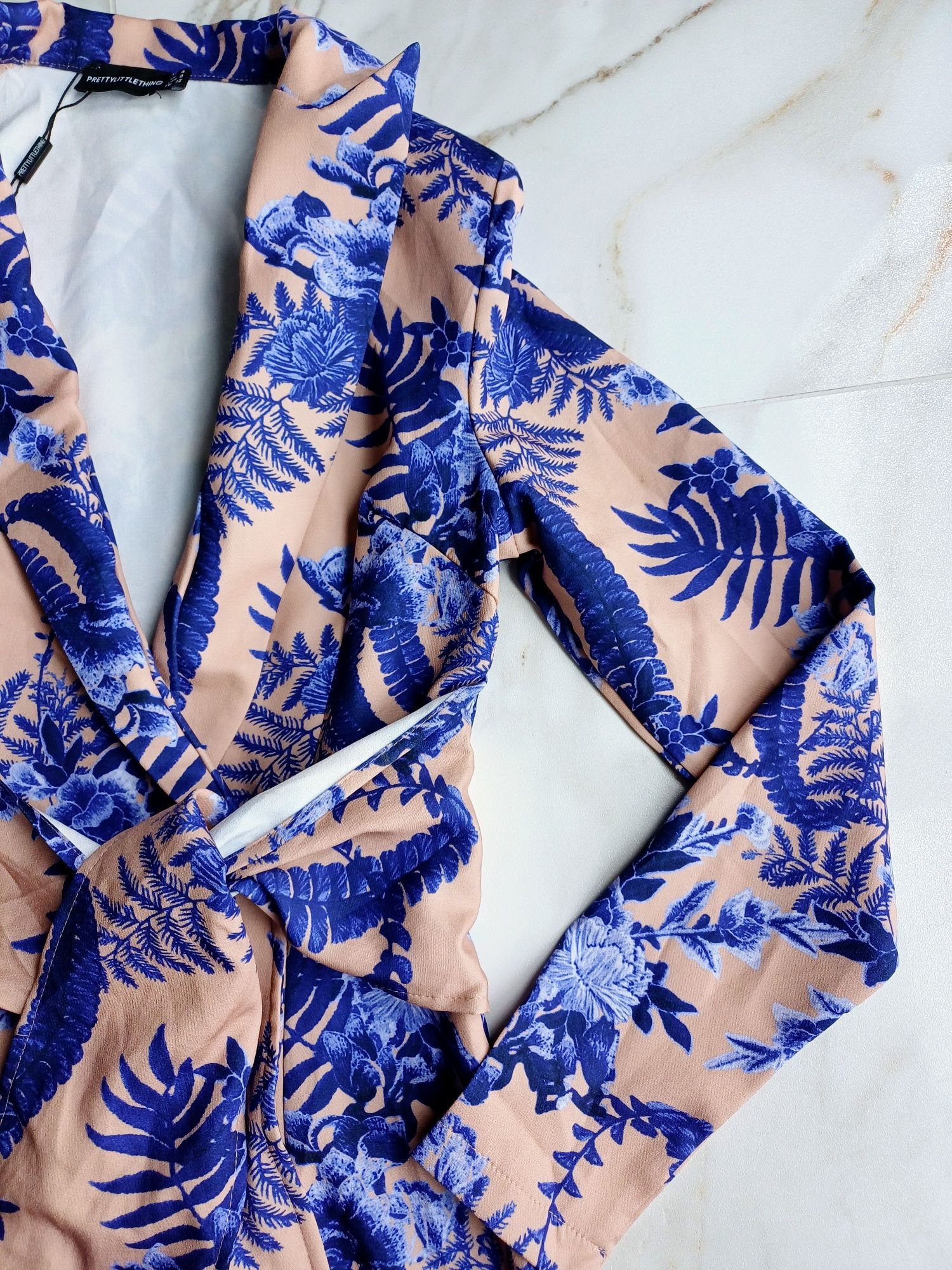 PrettyLittleThing sukienka marynarka beżowa granatowa liście pasek 32