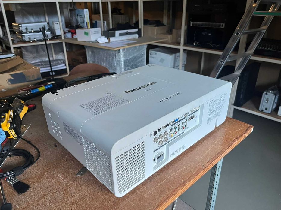 Projetor Panasonic PT-EZ570 - Impecável