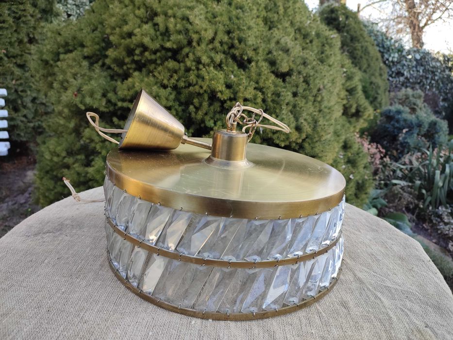 Lampa vintage w kolorze złotym z kryształkami.