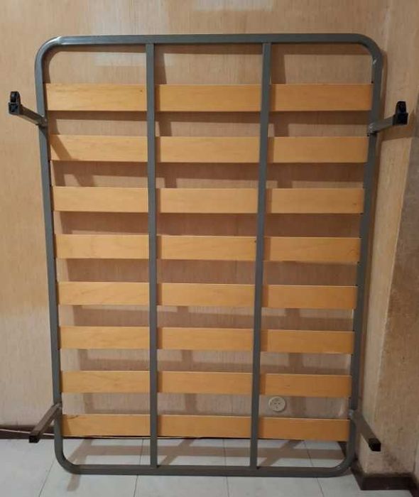 Estrado de cama com pernas
