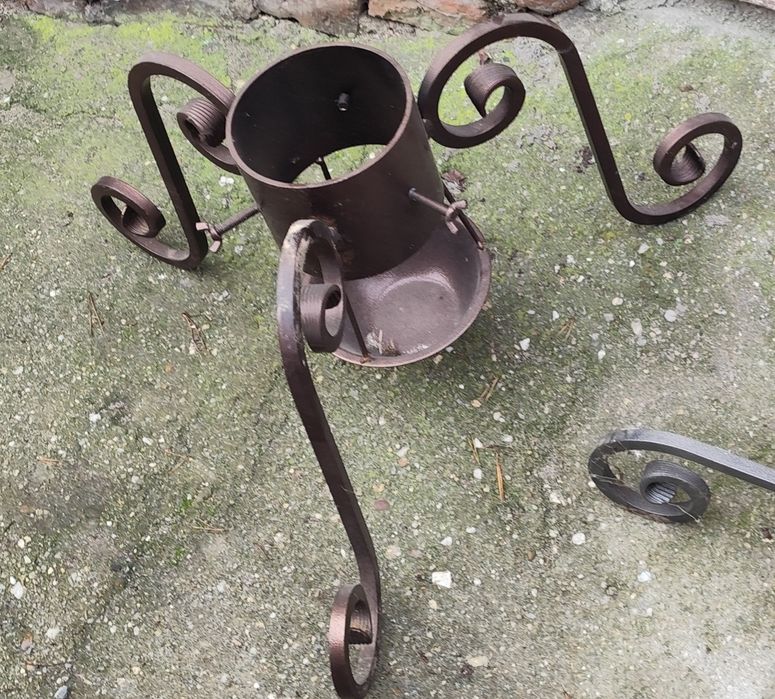 Stojaki metalowe pod choinke