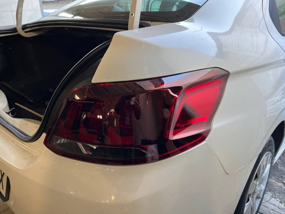 Ліхтар, фонарь Peugeot 301