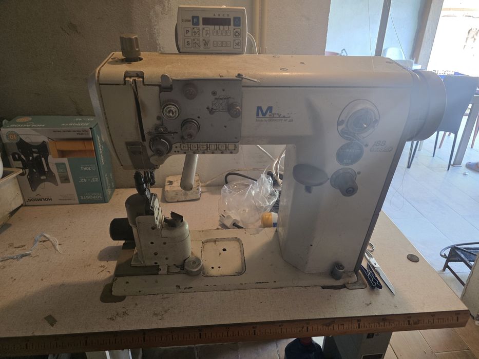 Maquina de cozer e rentear