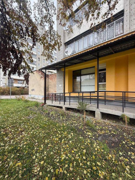 Продаж приміщення з фасадним входом вул Миколайчука