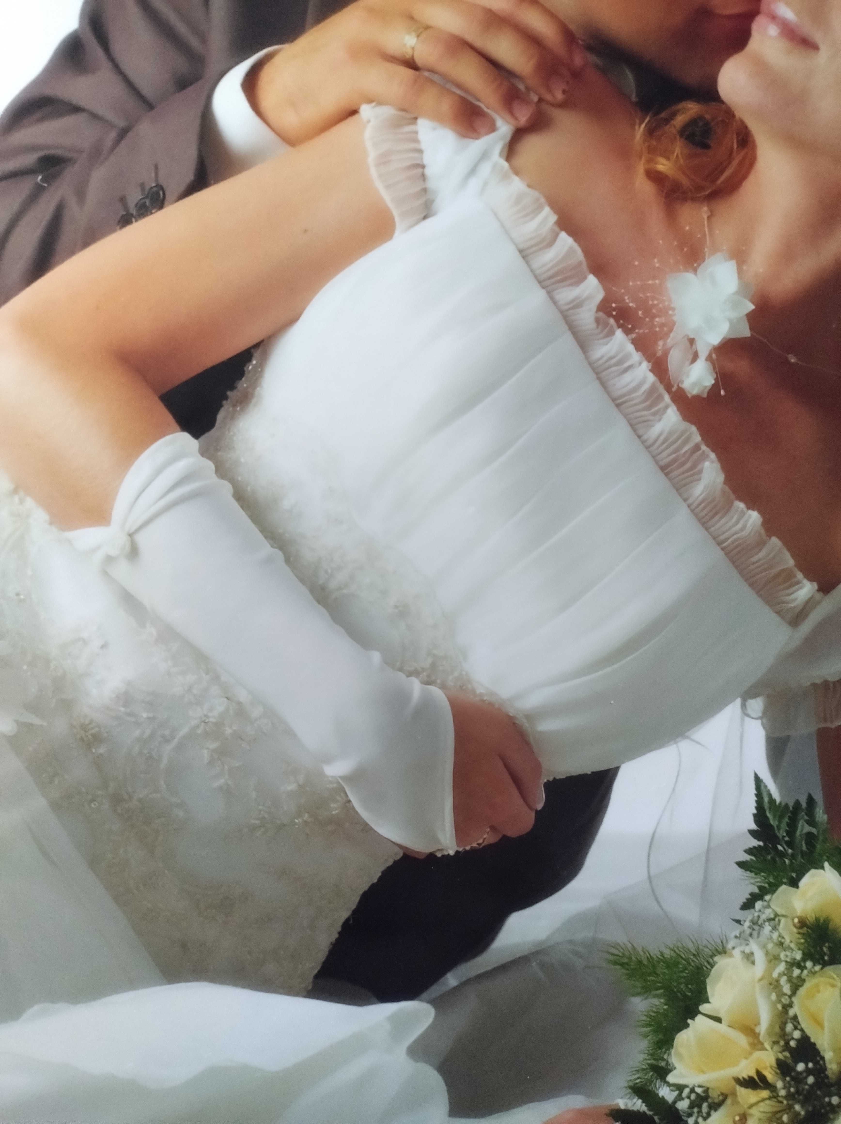 Bajeczna suknia ślubna plus dodatki