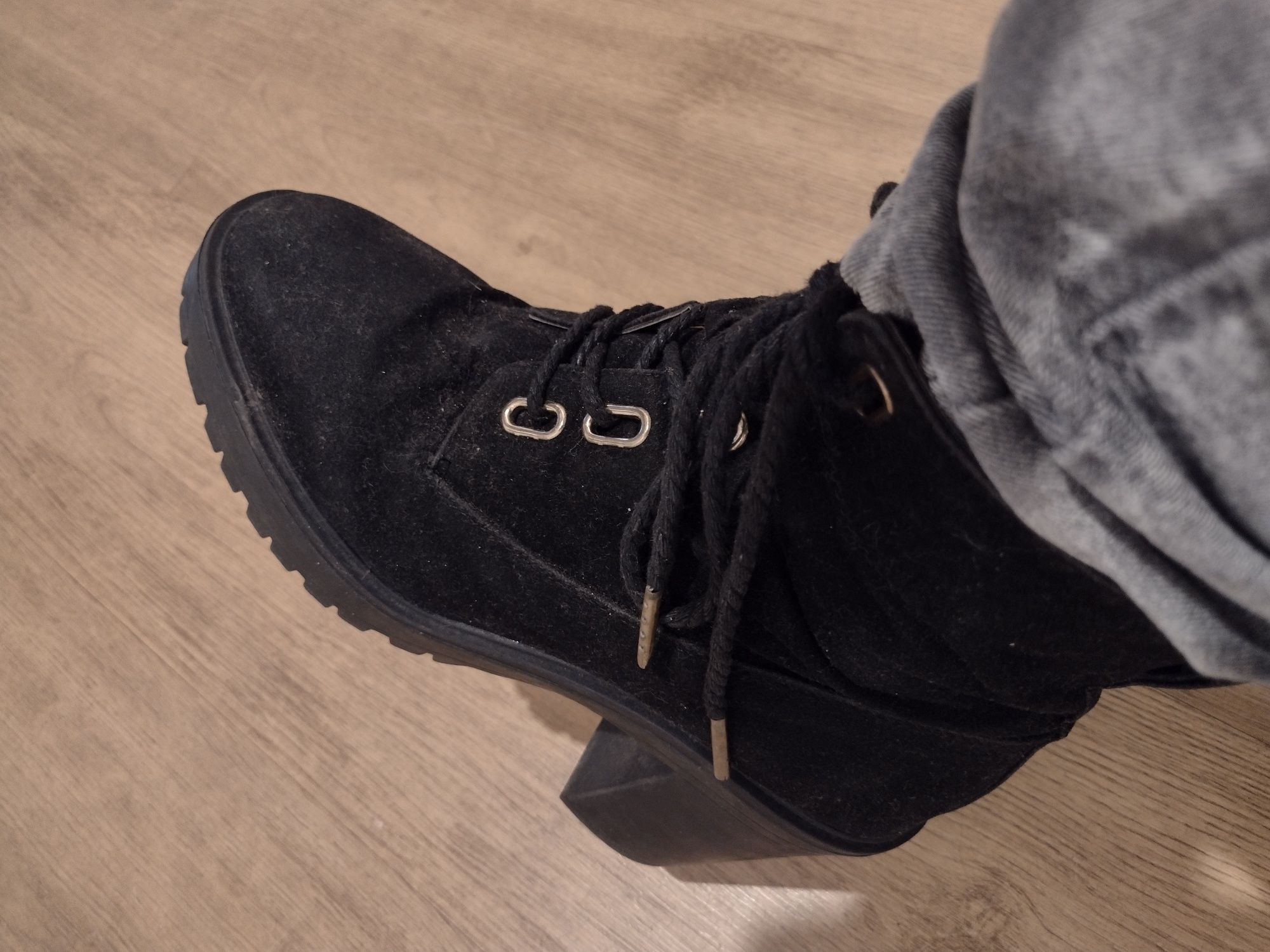 Buty na koturnie słupku botki zlote elementy 38