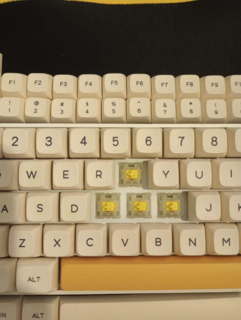 Customowa klawiatura tester 68 getron Milky yellow pro