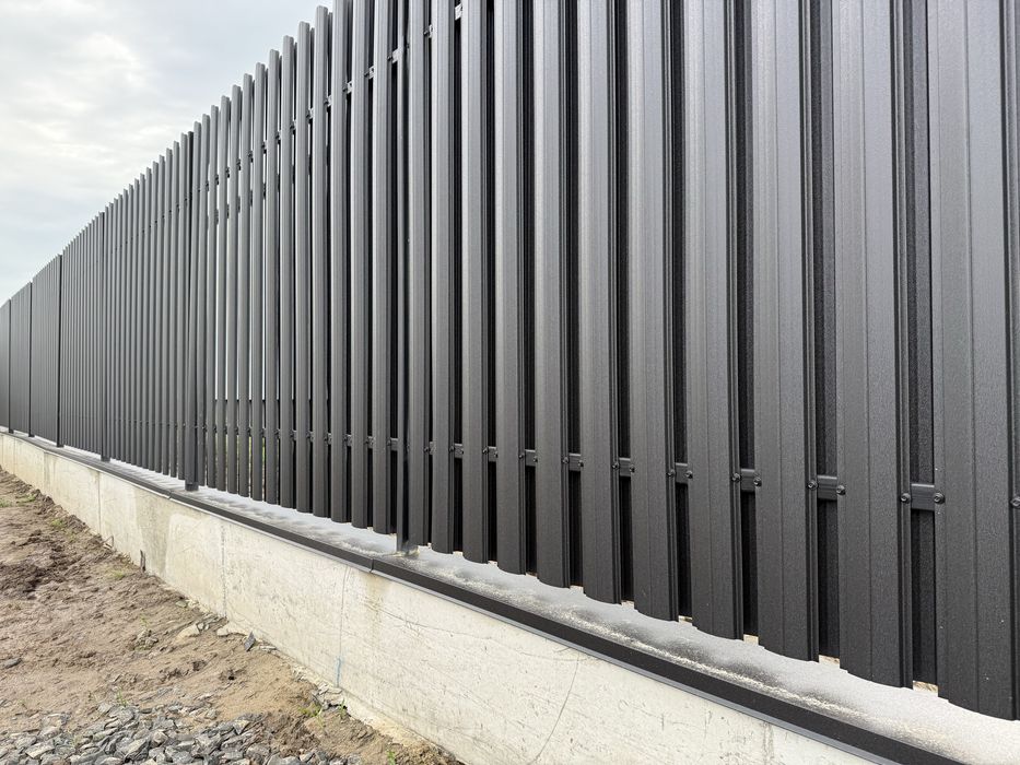 Паркан з металевих штахет під КЛЮЧ + монтаж в Луцьку